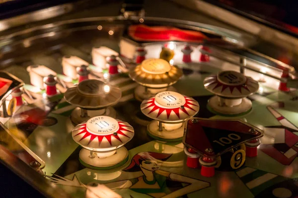 Flipperkast bevat close-up van vintage spelmachine — Stockfoto
