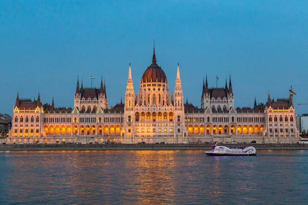 Edificio del Parlamento húngaro a orillas del Danubio en Budapest —  Fotos de Stock