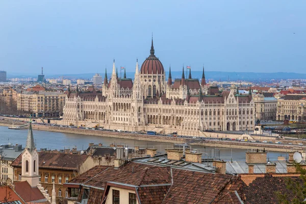 Az Országház a budapesti Duna-parton — Stock Fotó