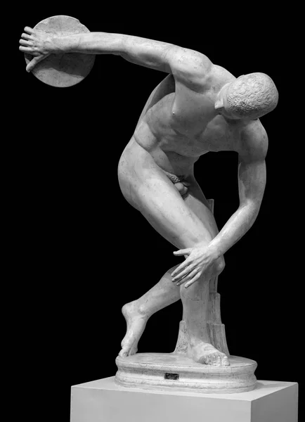 Discus thrower oud Grieks marmeren standbeeld geïsoleerd op zwart — Stockfoto