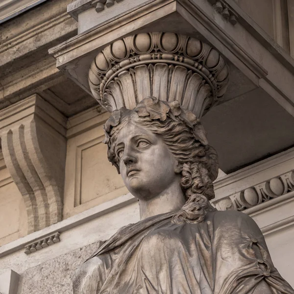 Caryatid escultura manchada adorna a antiga fachada da casa na rua de Budapeste — Fotografia de Stock