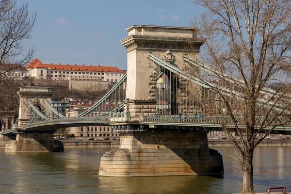 Puente de cadena en el río Danubio en la ciudad hungary budapest — Foto de Stock