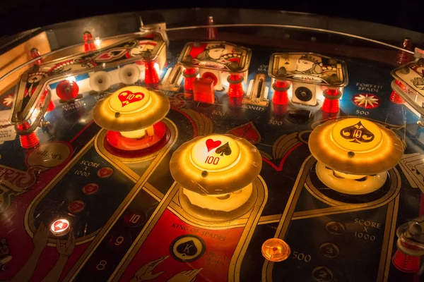 Table de flipper vue rapprochée de la machine de jeu vintage — Photo