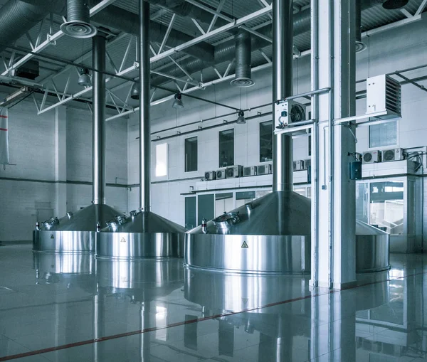 Interior moderno de una fábrica de cerveza machaca cubas recipientes de metal — Foto de Stock