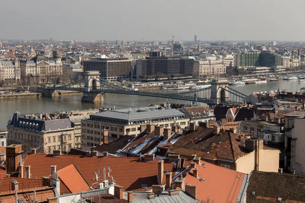 Budapest, Hongrie, 22 mars 2018 : Pont à chaînes sur le Danube dans la ville la moins chère Hongrie — Photo