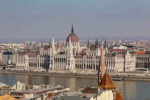 Az Országház a budapesti Duna-parton — Stock Fotó
