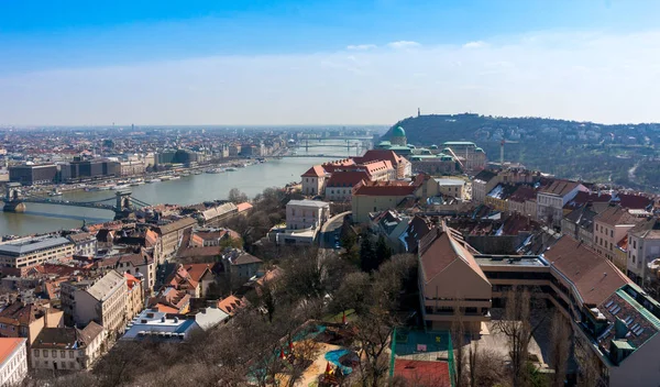 Budapest, Hungría vista del atardecer con el río Danubio, Parlamento, Castillo. Vista desde Gellert Hill — Foto de Stock