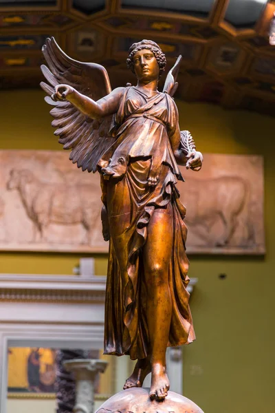 Nike godin van de overwinning standbeeld op de oude sculptuur van Victoria Monument — Stockfoto