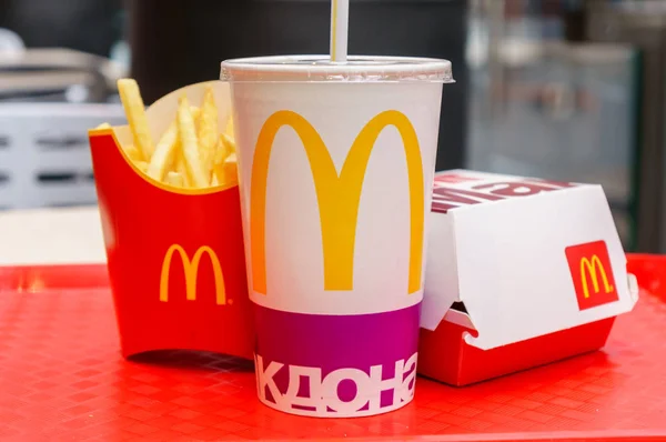 Moskau, russland, 15. märz 2018: mcdonalds big mac hamburger menu, Pommes frites und coca cola — Stockfoto