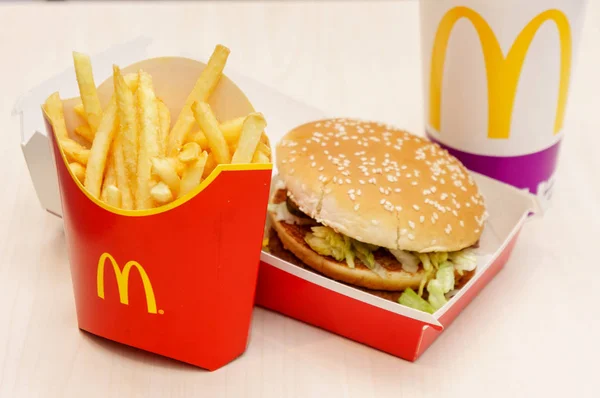 Moscou, Rússia, 15 de março de 2018: menu de hambúrgueres McDonalds Big Mac, batatas fritas e Coca-Cola — Fotografia de Stock
