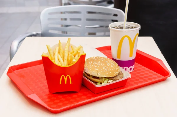 Moskwa, Rosja, 15 marca 2018: Mcdonalds Big Mac hamburger menu, frytek i Coca Cola — Zdjęcie stockowe