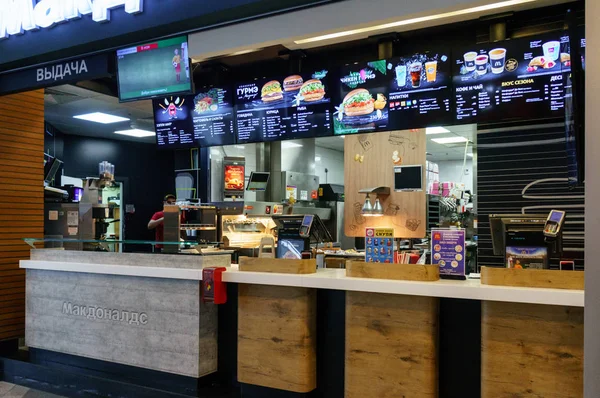 Moscow, Russia, March 13 2018: interior of McDonalds restaurant. McDonalds is the worlds largest chain of hamburger fast food restaurants, founded in the United States — Stock Image Moscow, Russia, March 13 2018: interior of McDonalds restaurant. McDonalds is the worlds largest chain of hamburger fast food restaurants, founded in the United States Stock Picture