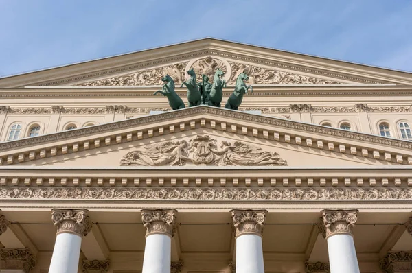 Rzeźba rydwanów na fasadzie budynku Teatru Bolszoj w Moskwie, zbudowany w 1825 roku — Zdjęcie stockowe