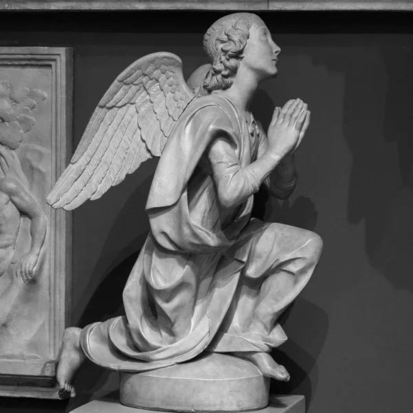 Statue of a white stone angel praying in a cemetery — Stock Photo, Image