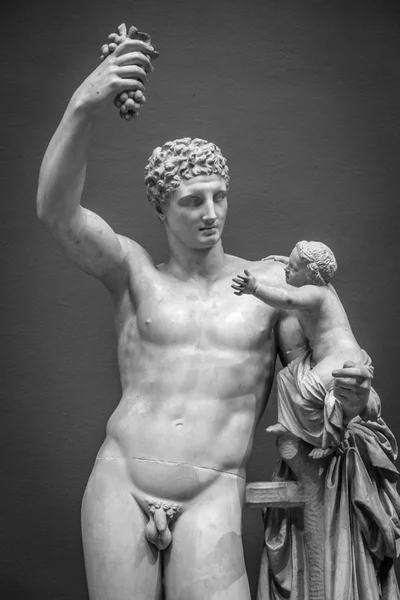 Statua con uva, posa classica, originale più di 1600 anni — Foto Stock