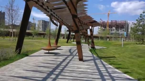 Tufeleva roscha het platform park in Moskou. Zomerdag bij landschapspark lopen 4 k time-lapse Rusland — Stockvideo