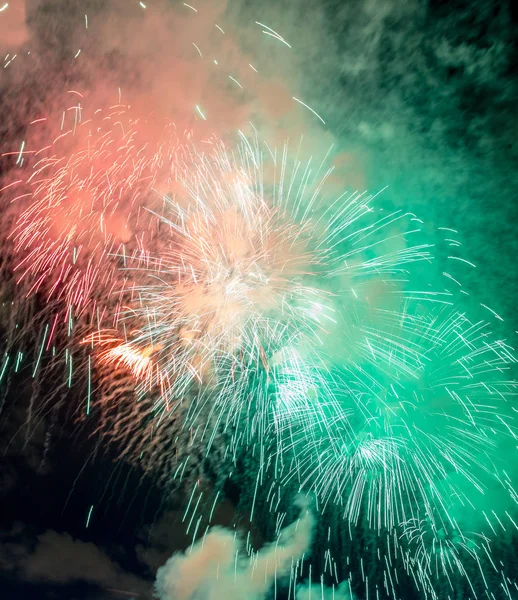 Feux d'artifice illuminent le ciel avec un affichage éblouissant — Photo