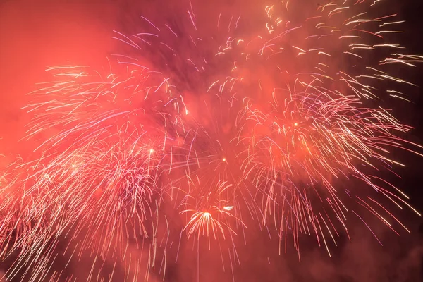 A tűzijáték káprázatos kijelzővel világítja meg az eget — Stock Fotó