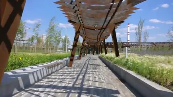 Tufeleva roscha építészeti park Moszkvában. Nyári nap fekvő parkban sétálni 4 k Időközű Oroszország — Stock videók