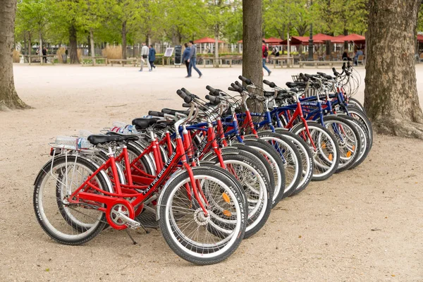 パリ, フランス - 2017 年 3 月 28 日: 公共自転車レンタル スタンド — ストック写真