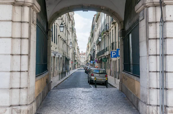 Gamla Lissabon street i en vacker sommardag — Stockfoto