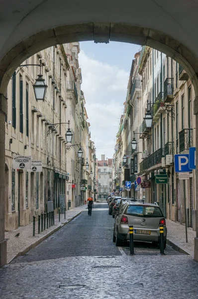 Παλιό δρόμο της Λισαβόνας, σε μια όμορφη καλοκαιρινή μέρα — Φωτογραφία Αρχείου