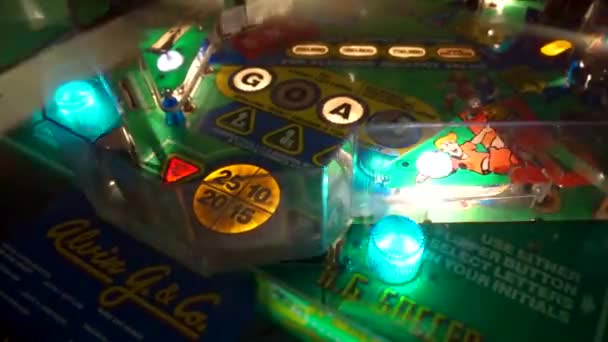 Vintage Pinball montáž nárazníku hity, přadleny, světel a bonusy — Stock video