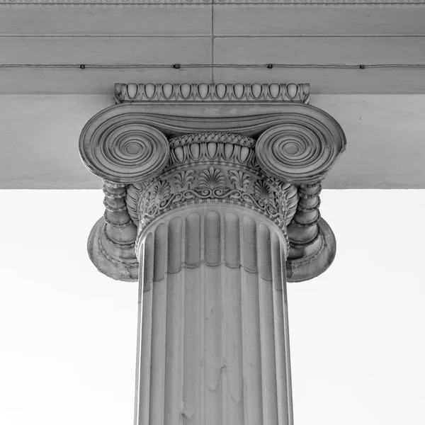 Close up Detalhe decorativo de uma antiga coluna iônica — Fotografia de Stock