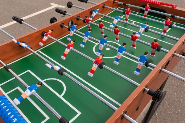 Tafelvoetbal spel, Voetbaltafel met rode en blauwe spelers — Stockfoto