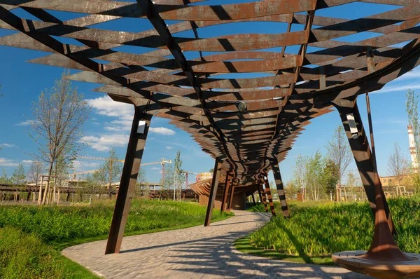 Tufeleva roscha arquitetura parque em Moscou. Dia de verão no passeio de parque de paisagem — Fotografia de Stock