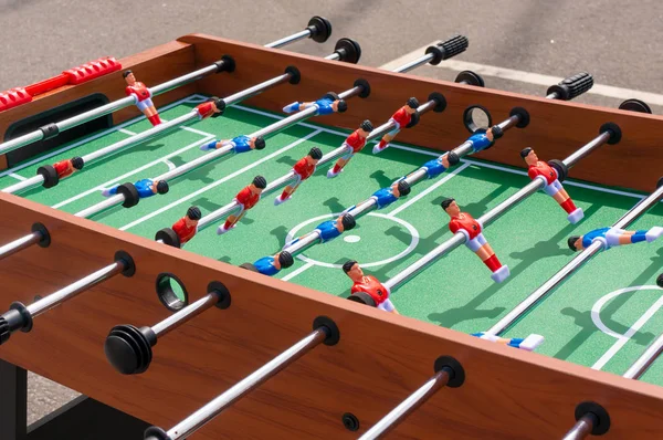 Juego de futbolín, mesa de fútbol con jugadores rojos y azules — Foto de Stock