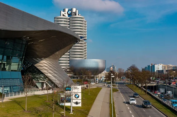 Múnich, Alemania - 10 de marzo de 2016: BMW torre de cuatro cilindros Munich hito que sirve como sede mundial para el fabricante de automóviles bávaro. Foto de stock con elementos de diseños Museo y Mundo Welt — Foto de Stock