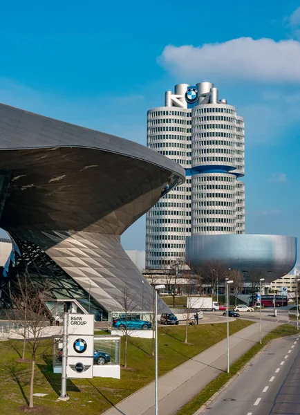 Múnich, Alemania - 10 de marzo de 2016: BMW torre de cuatro cilindros Munich hito que sirve como sede mundial para el fabricante de automóviles bávaro. Foto de stock con elementos de diseños Museo y Mundo Welt — Foto de Stock