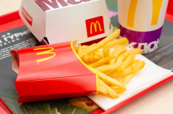 Moszkva, Oroszország, március 15 2018: Mcdonalds Big Mac menü hamburger, sült krumpli és a Coca Cola — Stock Fotó