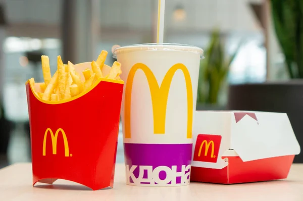 Mosca, 15 marzo 2018: menu hamburger McDonalds Big Mac, patatine fritte e Coca Cola — Foto Stock