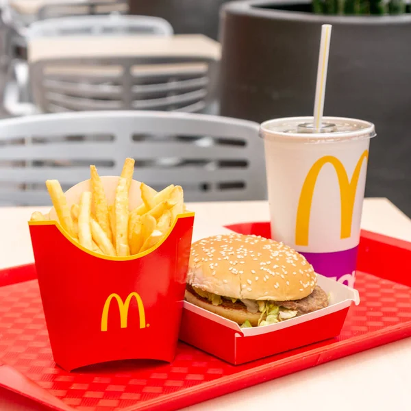 Moskwa, Rosja, 15 marca 2018: Mcdonalds Big Mac hamburger menu, frytek i Coca Cola — Zdjęcie stockowe