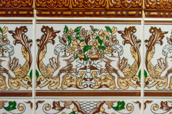 Typiska garneringen av fasaden på huset i Lissabon. Traditionella kakelplattor-azulejos — Stockfoto