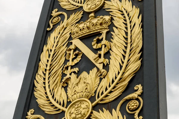 Golden Armorial bearings of Napoleon Bonaparte, gates in front of FONTAINEBLEAU Palace — Stock Photo, Image