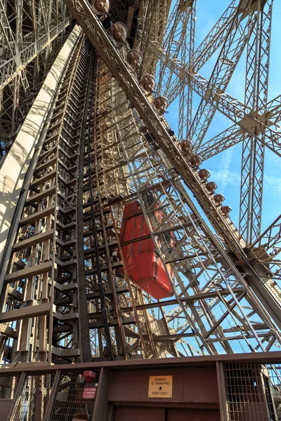 Um dos elevadores incomuns da Torre Eiffel que levam os passageiros para as plataformas de visualização . — Fotografia de Stock