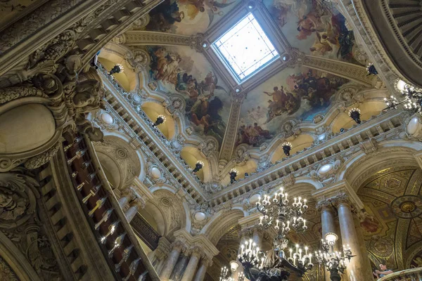 Париж, Франция, 31 марта 2017: Внутренний вид Национальной оперы Париж Гарнье, Франция. Построен в 1861 - 1875 годах для Парижской оперы. — стоковое фото
