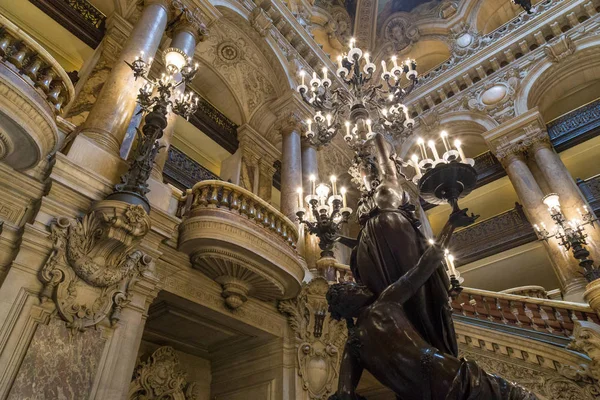 Paris, França, 31 de março de 2017: Vista interior da Ópera Nacional de Paris Garnier, França. Foi construído de 1861 a 1875 para a Ópera de Paris — Fotografia de Stock