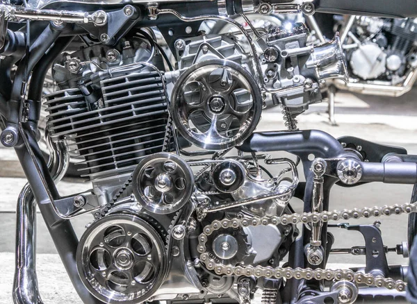 Автомобильный двигатель, концепция современного автомобильного мотора с металлическими, хромированными, пластиковыми деталями, тяжелой промышленностью — стоковое фото