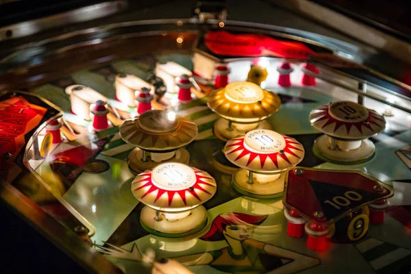 Budapest Hungary 2018 Pinball Museum 빈티지 머신을 가까이서 수있는 테이블 — 스톡 사진