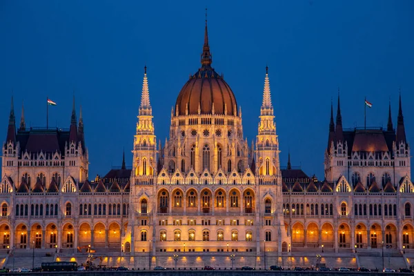 O Parlamento húngaro - Edifício à margem do Danúbio em Budapeste — Fotografia de Stock