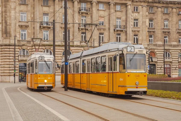 Budapest, Hongarije, 22 maart 2018: Gele Tram in de vroege winter met bewolkte lucht. Tram nummer 2 staat bekend als de beste Europese lijn geselecteerd door National Geographic — Stockfoto