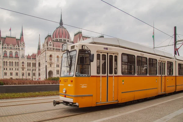 Budapest, Hongarije, 22 maart 2018: Gele Tram in de vroege winter met bewolkte lucht. Tram nummer 2 staat bekend als de beste Europese lijn geselecteerd door National Geographic — Stockfoto