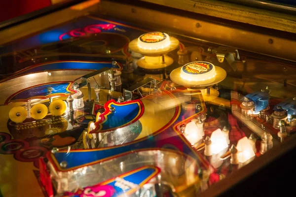 Budapest, Hongarije - 25 maart 2018: Pinball museum. Pinball tafel close-up uitzicht op vintage machine — Stockfoto