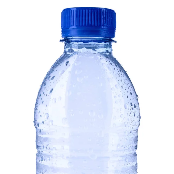 Botella de plástico de agua todavía saludable aislada sobre fondo blanco —  Fotos de Stock