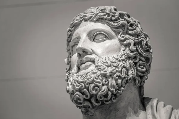 古代雕塑的头部和肩部细节 — 图库照片