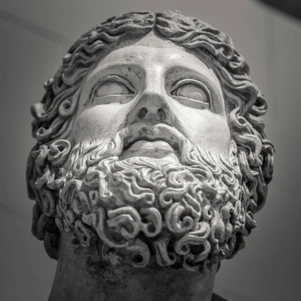 Head and shoulders detail of the ancient sculpture — Stock Photo, Image